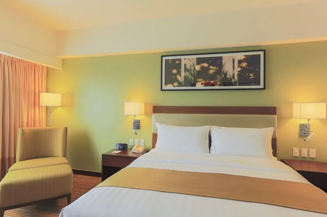 غرفة قياسية بسرير كينج في طابق مرتفع، Holiday Inn & Suites Makati 7/11