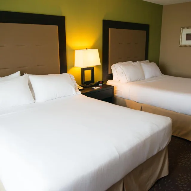 غرفة بسريرين لذوي الإعاقة، Holiday Inn Express Hotel & Suites Northwood 5/10