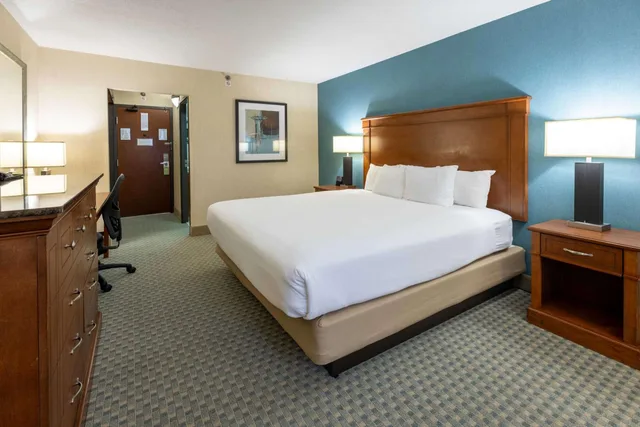 غرفة ديلوكس بسرير كينج لذوي الإعاقة، Pear Tree Inn St Louis Near Union Station 2/4