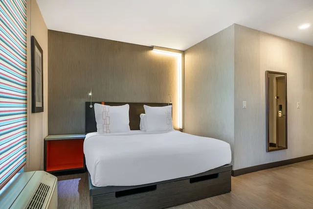 غرفة قياسية بسرير كينج بشرفة، Best Western Premier Springfield Plaza District Hotel 2/3