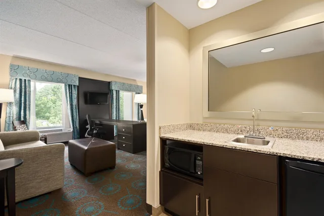 جناح استوديو بسرير كينج مع أريكة، Hampton Inn & Suites Bluffton-Sun City 8/9