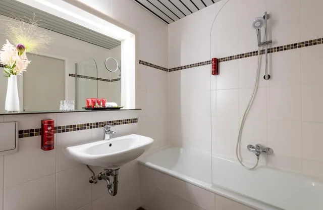 غرفة سوبيريور ثلاثية، Leonardo Hotel Hamburg Elbbruken Ex Gresham Carat Hotel 9/9