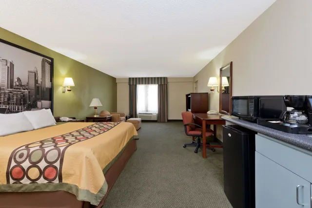 غرفة بزنس بسرير كينج، Super 8 By Wyndham Huntersville/Charlotte Area 1/5