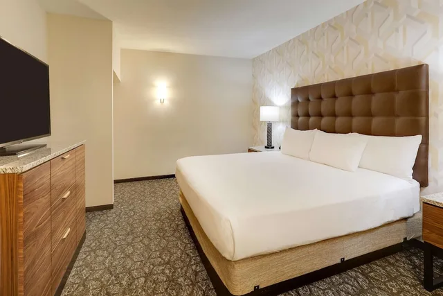 جناح بسرير كينج بغرفتين مع أريكة في طابق مرتفع، Drury Plaza Hotel Columbus Downtown 2/6