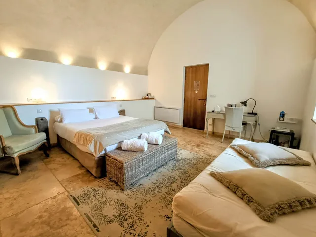 Room, Triple, Queen Bed, Sofa, Xxl، Les Chambres De La Renaissance 2/5