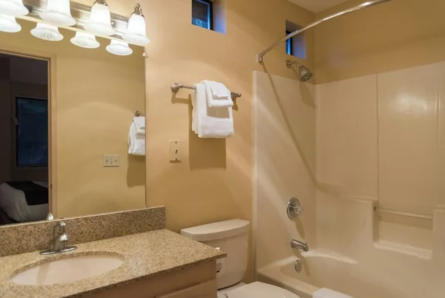 جناح ديلوكس بسرير كينج وسرير كوين بغرفتي نوم مع أريكة، Whispering Woods Resort 3/3