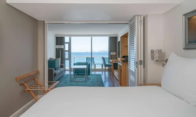 جناح جونيور بسرير كينج بإطلالة على البحر بشرفة، Radisson Collection Hotel, Waterfront Cape Town 3/4