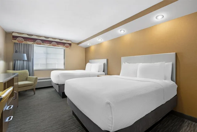 غرفة رباعية بسريرين كوين، Best Western Cooperstown Inn & Suites 5/6