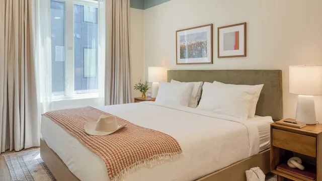 جناح بسرير كينج بغرفة نوم واحدة مع أريكة، The Gilmore, an AvantStay Hotel 2/5