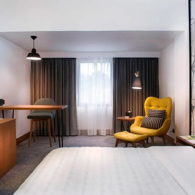 Guest Room, Deluxe, King Bed, City View, Le Meridien Abu Dhabi 7/10
