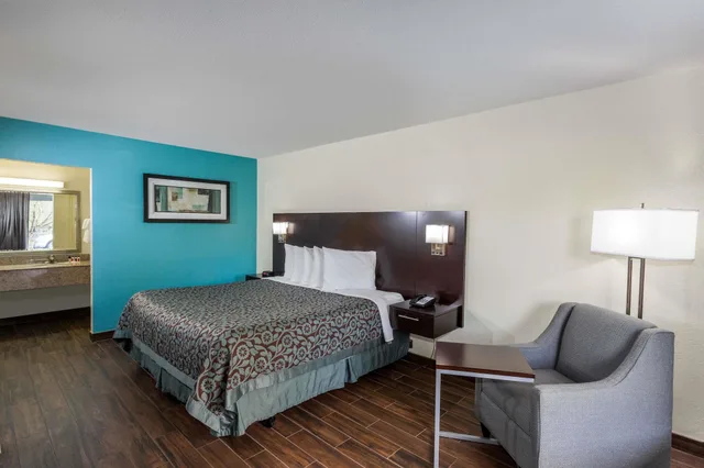 Room, King Bed, Pet Friendly, Days Inn By Wyndham Melbourne 2/5