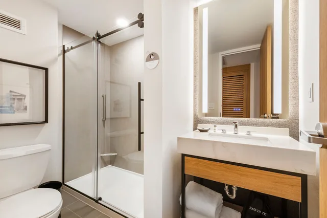 غرفة كلوب بسريرين كوين، Sheraton Chapel Hill Hotel 4/4