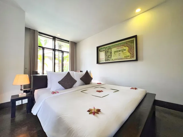 غرفة ديلوكس بسرير كينج بإطلالة على المسبح بشرفة، The Bliss Angkor 10/10