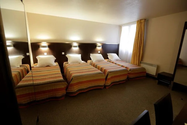 غرفة رباعية بسرير مزدوج وسريرين منفصلين، Hotel Au Petit Caporal 6/10