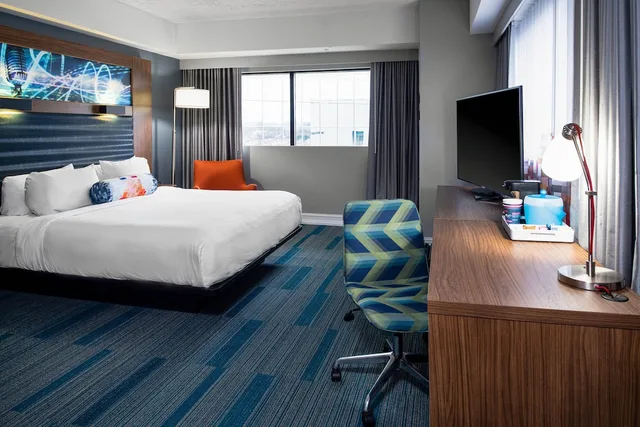 غرفة تقليدية بسرير كينج لذوي الإعاقة، Aloft Nashville West End 1/2