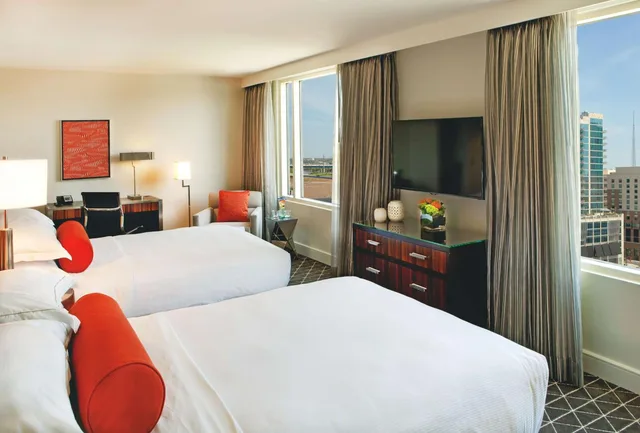 جناح بسريرين مزدوجين بغرفة نوم واحدة مع أريكة، HILTON NASHVILLE-DOWNTOWN 4/6