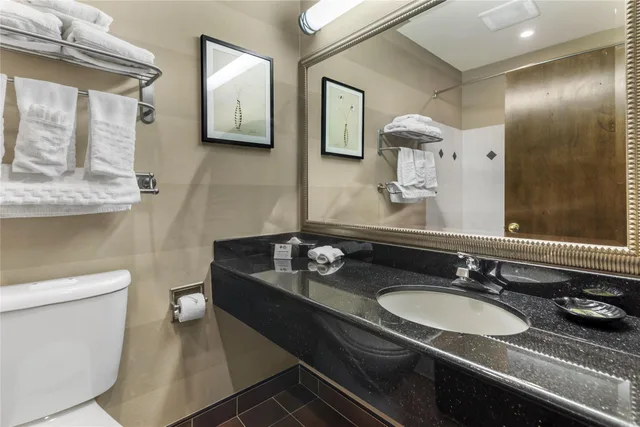 غرفة بسريرين كوين بشرفة، Best Western Plus Brookside Inn 7/8