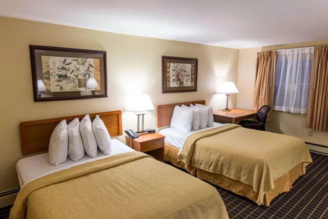 Upstairs, Single, Queen Bed, No Elevator، Quality Inn & Suites Big Rapids near University 1/7