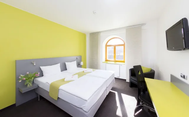 غرفة بسرير كوين، Hotel Herrmes 1/4