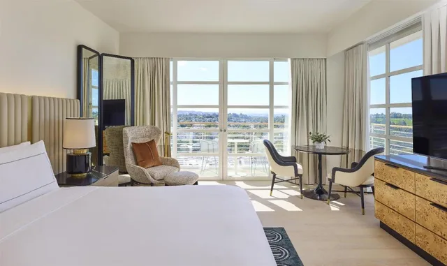 غرفة بريميير بسرير كينج لذوي الإعاقة، Cameo Beverly Hills, LXR Hotels & Resorts 3/7