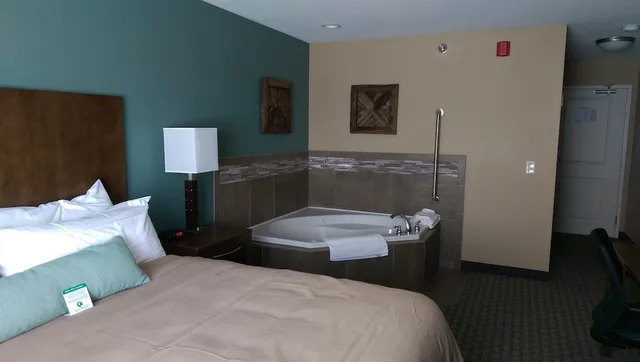 جناح بسرير كينج بحوض جاكوزي، GrandStay Hotel & Suites - Delano 2/4