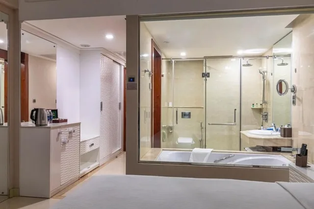 غرفة بريميير ثلاثية بسرير كينج وسرير فردي، Marino Beach Colombo 3/3