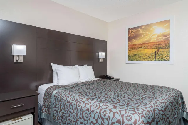 غرفة بسرير كوين، Days Inn By Wyndham Faribault 2/2