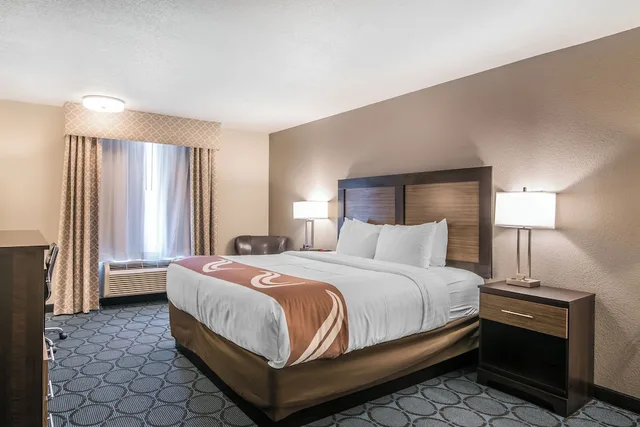 غرفة قياسية بسرير كينج، Elevate Hotel at Sierra Blanca 2/4