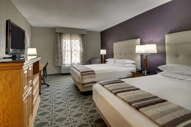 غرفة ديلوكس بسريرين كوين بحوض استحمام لذوي الإعاقة، Drury Inn and Suites Albuquerque North 1/4