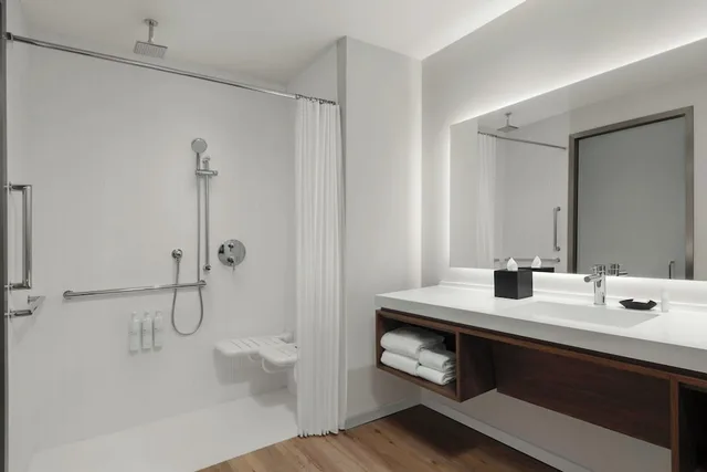 غرفة بسريرين كوين لذوي الإعاقة، AC Hotel Pasadena 3/4