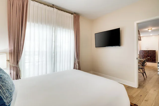 جناح غراند بسرير كوين، The Savoy Hotel & Beach Club 2/3