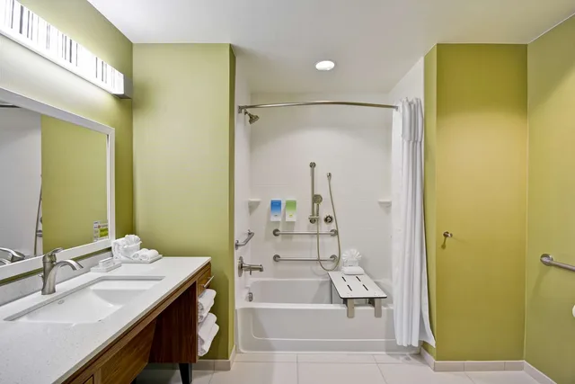 جناح بسرير كوين بحوض استحمام لذوي الإعاقة، Home2 Suites By Hilton Dallas Addison 2/4
