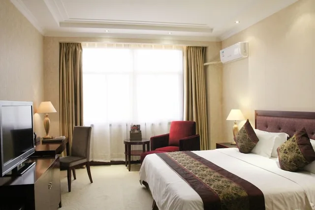 غرفة بسرير كينج، Sogecoa(Zambia)Golden Peacock Hotel 1/4