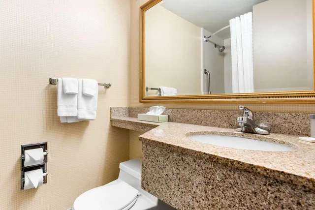Deluxe, 2 Queen Beds, Quality Inn & Suites Charleston - Civic Center 4/4