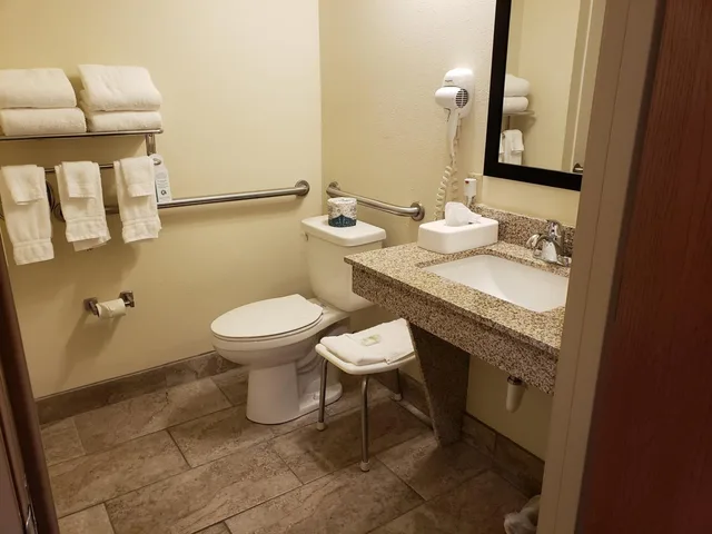 غرفة بسرير مزدوج، Cobblestone Inn & Suites Merrill 3/7