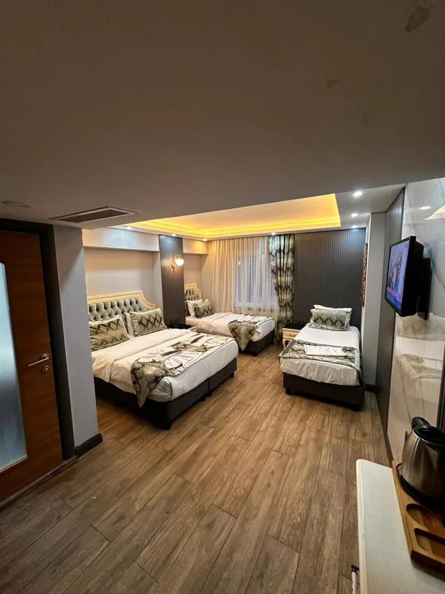غرفة رباعية بسرير مزدوج وسريرين منفصلين بإطلالة على الحديقة، Sirkeci Ersu Hotel 7/9
