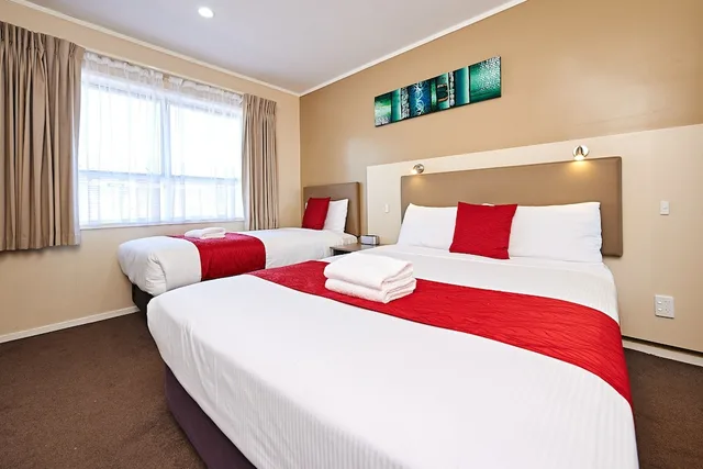 غرفة عائلية بسرير كوين وسريرين منفصلين مع أريكة، Auckland Airport Lodge 1/3