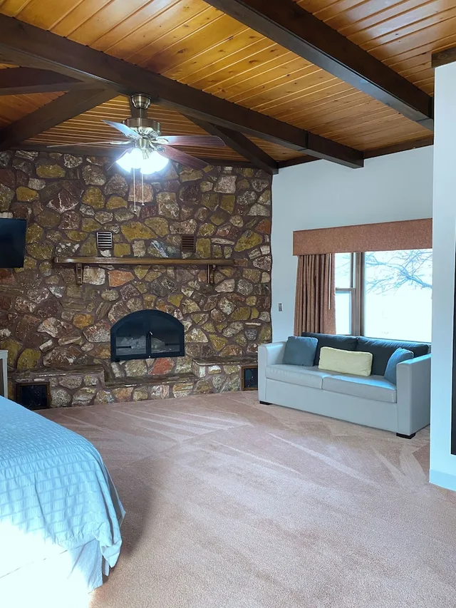 جناح بسرير كينج مع أريكة، Pictured Rocks Inn & Suites 7/9