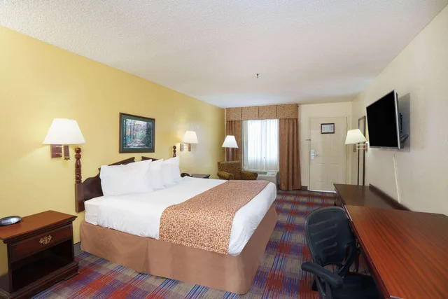 غرفة بسرير كينج للمدخنين، Travelodge by Wyndham Montgomery East 1/3