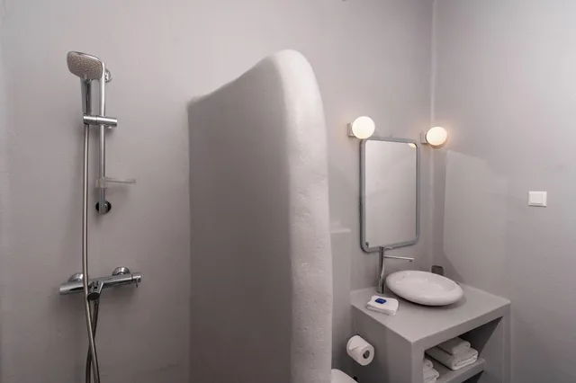 غرفة بسرير مزدوج بإطلالة على البحر، Cliff Side Suites Hotel 2/3