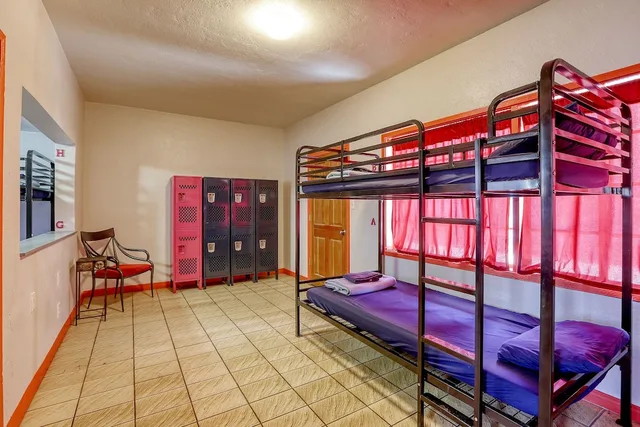 سكن مشترك بثمانية أسرّة وأسرّة بطابقين للنساء، Sin City Hostel 1/2