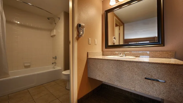 غرفة قياسية بسريرين كوين، Best Western Diamond Bar Hotel & Suites 5/6