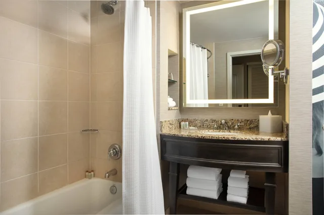 غرفة بسريرين كوين بإطلالة على الفناء، Renaissance Tampa International Plaza Hotel 5/6