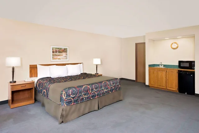 غرفة بسرير كينج، Days Inn By Wyndham Boonville 1/2