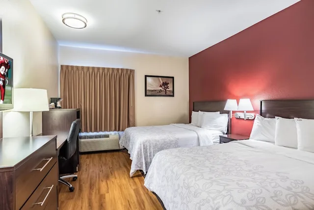 غرفة قياسية بسريرين مزدوجين لذوي الإعاقة، Red Roof PLUS Phoenix West 4/7