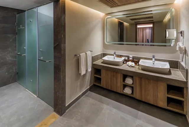 جناح بسرير كينج بإطلالة على الحديقة مع أريكة، Rixos Premium Magawish Bay View 6/6