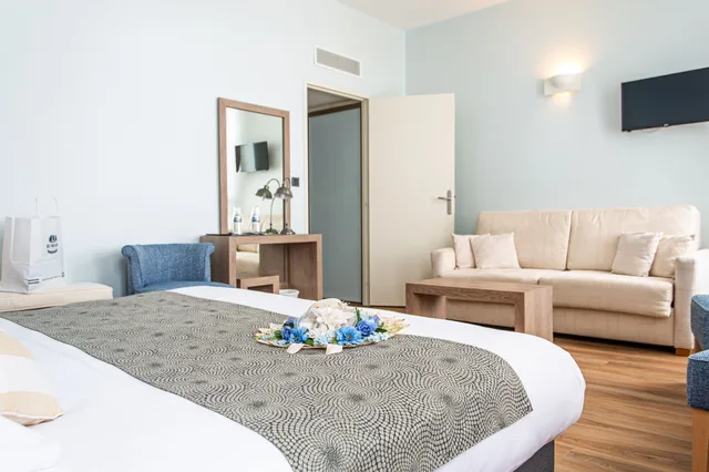 2 Rooms, Suite, 1 Single and 2 Queen Beds, Terrace Side، Hotel Du Port 2/3