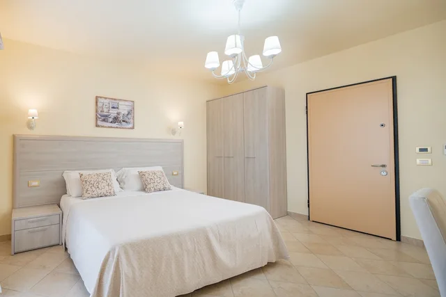 غرفة عائلية رباعية بسرير كينج وسريرين منفصلين في الملحق، RESIDENCE REGINA ELENA 2/2