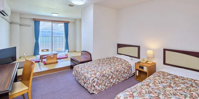 غرفة يابانية غربية بسريرين منفصلين بإطلالة على البحر، Miyuki Hamabaru Resort 7/10