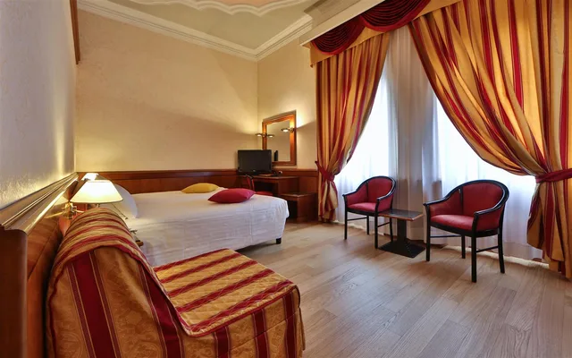 غرفة ثلاثية بسرير كوين وسرير فردي مع أريكة، Best Western Hotel Moderno Verdi 3/6